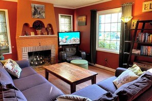 Smart TV - Kenton Garden Home: 2 minutes to shops, food & transit (Portland)