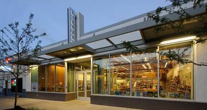 Kenton Garden Home: 2 minutes to shops, food & transit