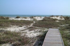 Accommodatie ligt op het strand, ligstoelen, strandlakens