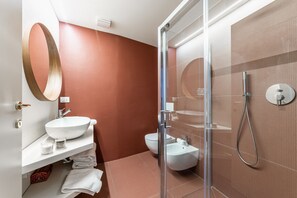 Shower, bidet - GuestHost - Apartment located on the second floor of a building with a lift.We are located in the historic center with a private garage for the exclusive use of guests.ATTENTION: We are located within the ZTL, to access it you must communicate the licens (Parma)