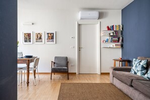 Living area - GuestHost - Apartment located on the second floor of a building with a lift.We are located in the historic center with a private garage for the exclusive use of guests.ATTENTION: We are located within the ZTL, to access it you must communicate the licens (Parma)