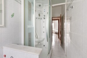 Shower, hair dryer, bidet, towels
