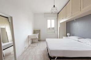 3 bedrooms, iron/ironing board, internet, bed sheets