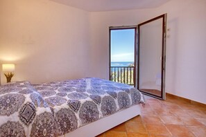 2 bedrooms, iron/ironing board, internet, bed sheets