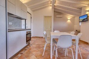 Dining - Cozy apartment of 81 sqm located on two levels (stairs to access), perfect for 4 people.The accommodation is located in the beautiful Pevero Hill Village, boasts a large terrace from where you can enjoy a breathtaking sea view, ideal for a relaxing stay  (Pantogia)