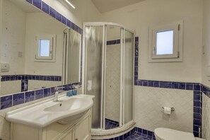 Douche, sèche-cheveux, bidet, serviettes fournies