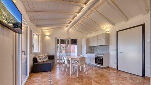 Une cuisine spacieuse avec un coin repas, un canapé et une vue sur l’extérieur.
