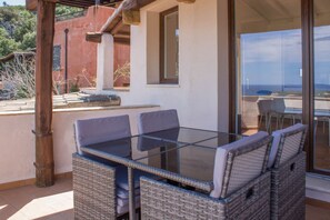 Outdoor dining - Cozy apartment of 81 sqm located on two levels (stairs to access), perfect for 4 people.The accommodation is located in the beautiful Pevero Hill Village, boasts a large terrace from where you can enjoy a breathtaking sea view, ideal for a relaxing stay  (Pantogia)