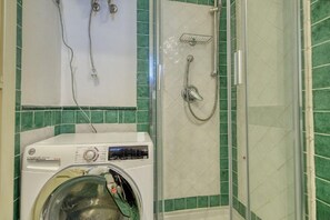 Douche, sèche-cheveux, bidet, serviettes fournies