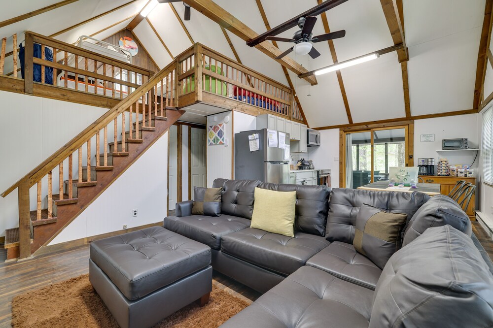 Quiet Pocono Lake Retreat w/ Resort Amenity Access