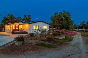 المنشأة من الخارج