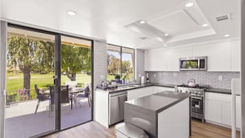 Frigorifero, microonde, forno, piano cottura