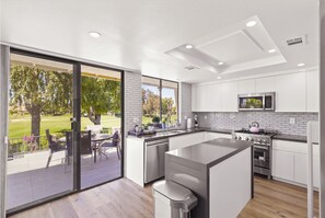 Réfrigérateur, four à micro-ondes, un four, surface de cuisson