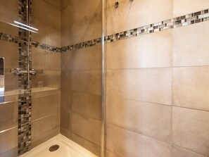 Dusche, kostenlose Toilettenartikel, Haartrockner, Handtücher
