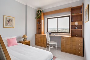 2 bedrooms, desk, iron/ironing board, WiFi