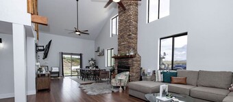 *Luxury Lavender L'auberge *Fireplace *Coffee Bar