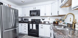 Frigorífic, microones, forn i placa de cuina 