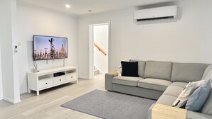 Smart-TV, DVD-spiller, bordtennis og bøker