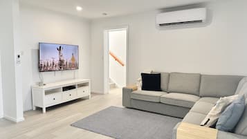 Smart-TV, DVD-Player, Tischtennisplatte, Bücher