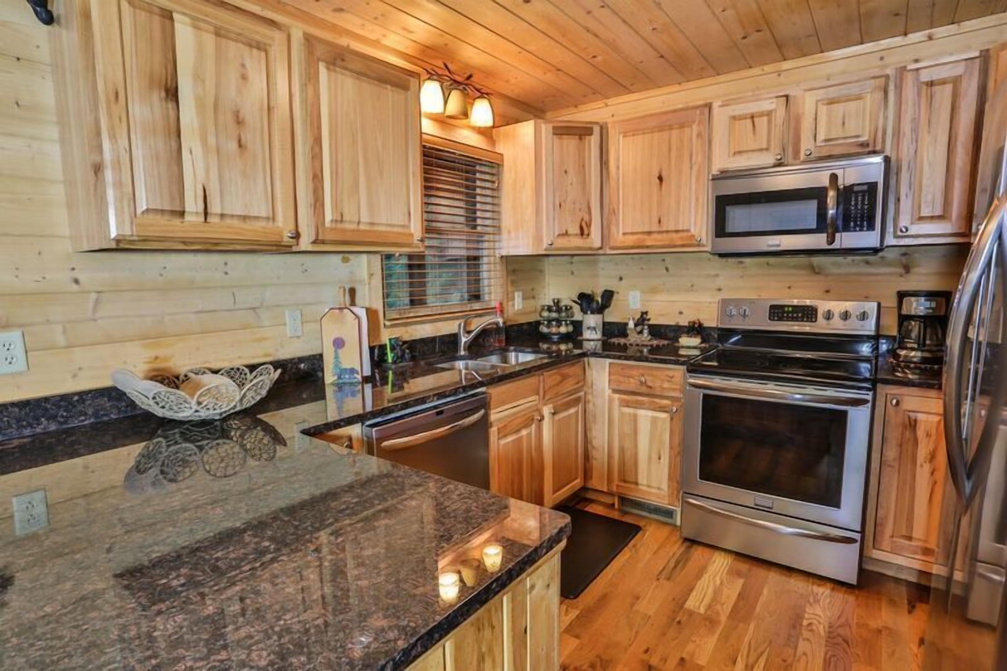 Bearfoot Summit at Trails End- Ultra Luxury- No pets- Ellijay, Georgia