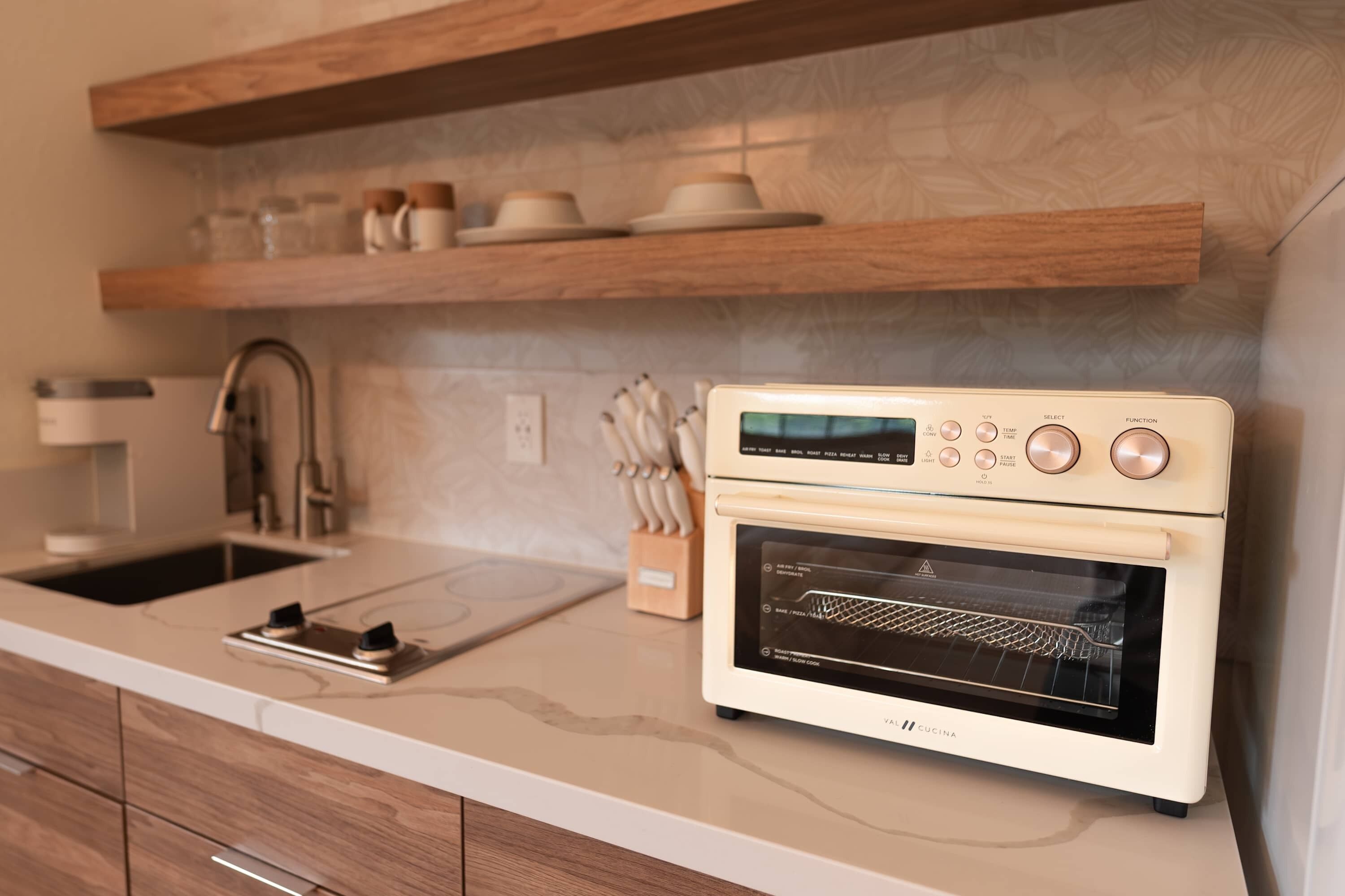 Réfrigérateur, four à micro-ondes, un four, surface de cuisson