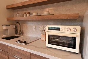 Réfrigérateur, micro-ondes, four, plaque de cuisson