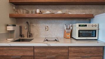 Fridge, oven, stovetop, cookware/dishes/utensils