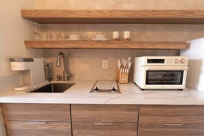 Refrigerador, horno y utensilios de cocina 