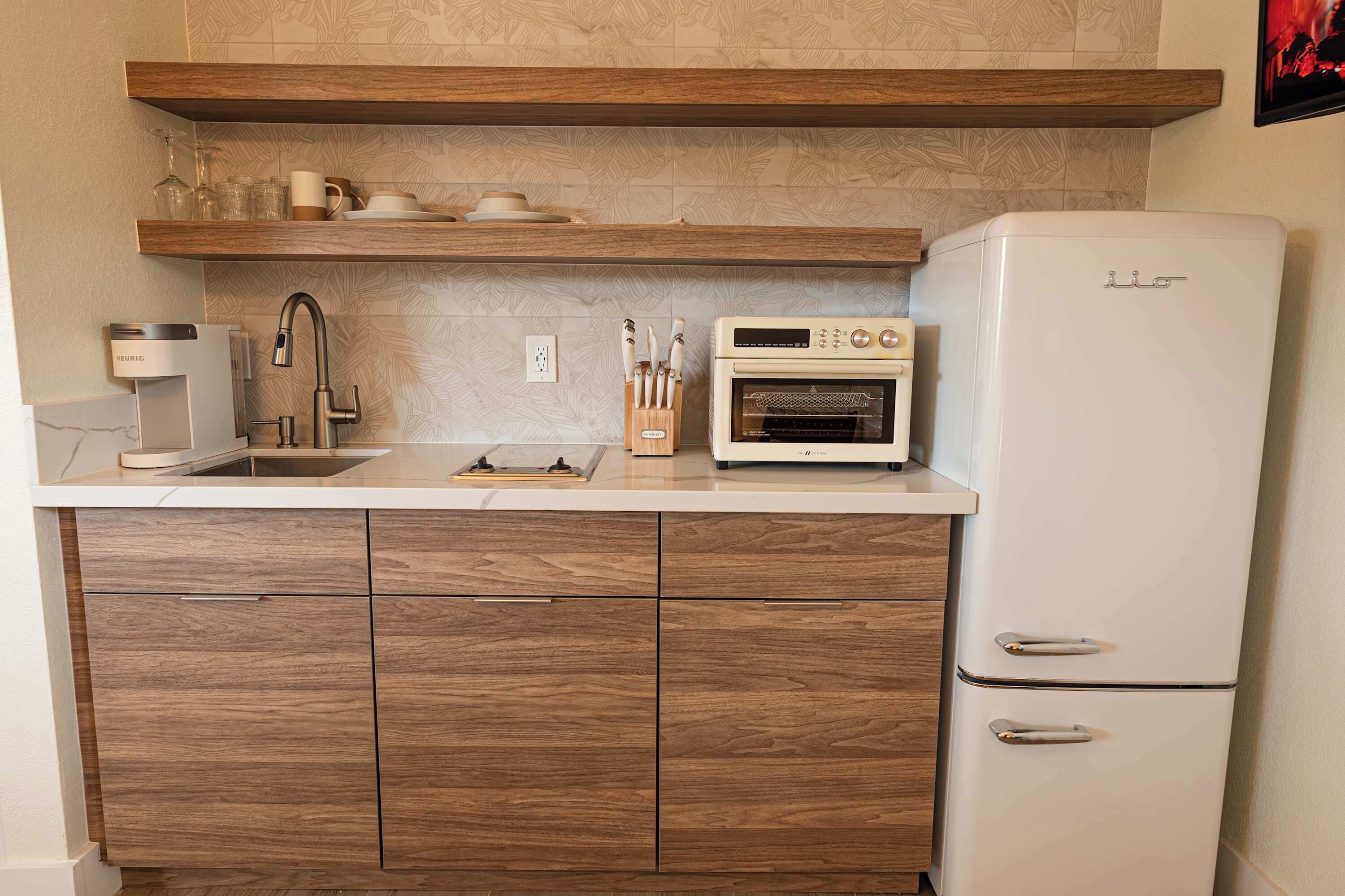 Kühlschrank, Ofen, Kochgeschirr/Geschirr/Besteck