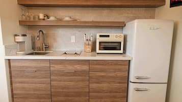 Kühlschrank, Ofen, Kochgeschirr/Geschirr/Besteck