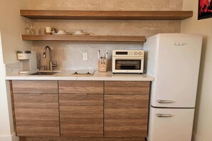 Refrigerador, horno y utensilios de cocina 