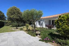 Exterior - Superb single storey villa with parking and garden (SAINTE MARIE DE RE)