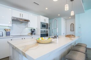 Réfrigérateur, four à micro-ondes, un four, surface de cuisson