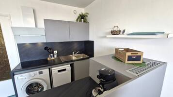 Réfrigérateur, micro-ondes, lave-vaisselle, grille-pain