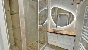 A modern bathroom with a glass shower enclosure, a vessel sink, and a large mirror. - Apartment for 6 people - Air conditioning - Wifi - Downtown - Sainte Maxime (STE MAXIME)