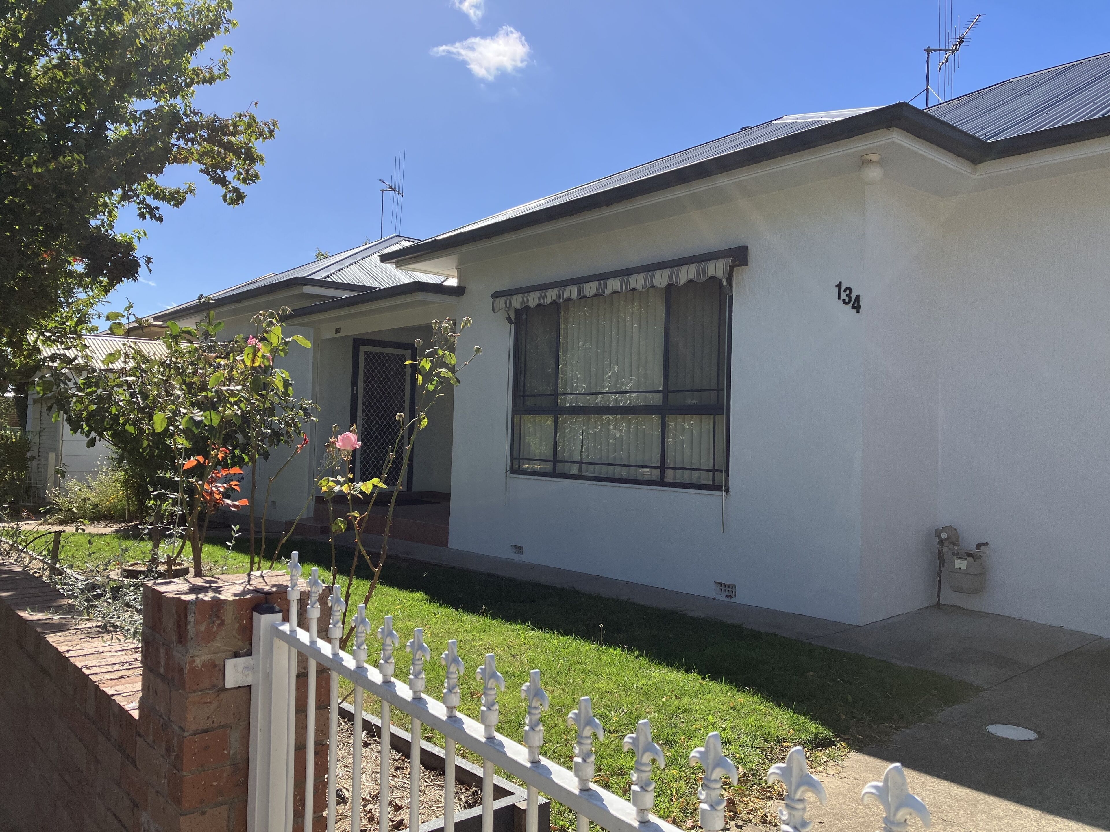 The Anson- Pet friendly lovely central home. Only a 10 minute walk to everything