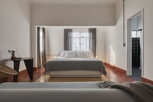 1 habitación, escritorio y espacio para trabajar con laptop