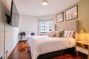 4 chambres, bureau, fer et planche à repasser, lit de bébé portatif