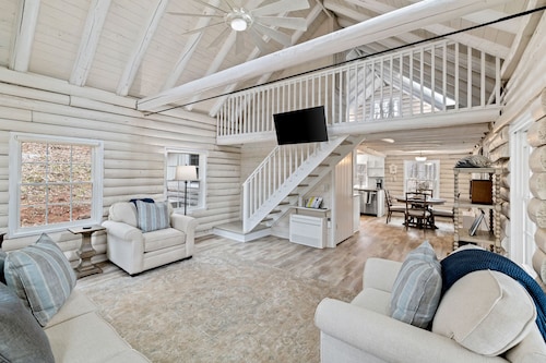 Stonemont Farm Retreat | Cottage and Cabin with Hot Tubs - on Keswick Farm | Sleeps 14