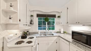 Køleskab, mikrobølgeovn, ovn, kogeplade