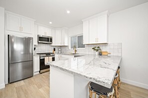 Kjøleskap, mikrobølgeovn, ovn og kokeplater