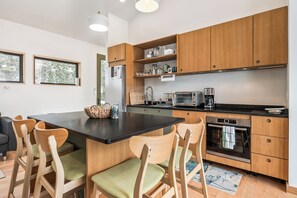 Køleskab, mikrobølgeovn, ovn, kogeplade