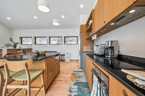 Køleskab, mikrobølgeovn, ovn, kogeplade