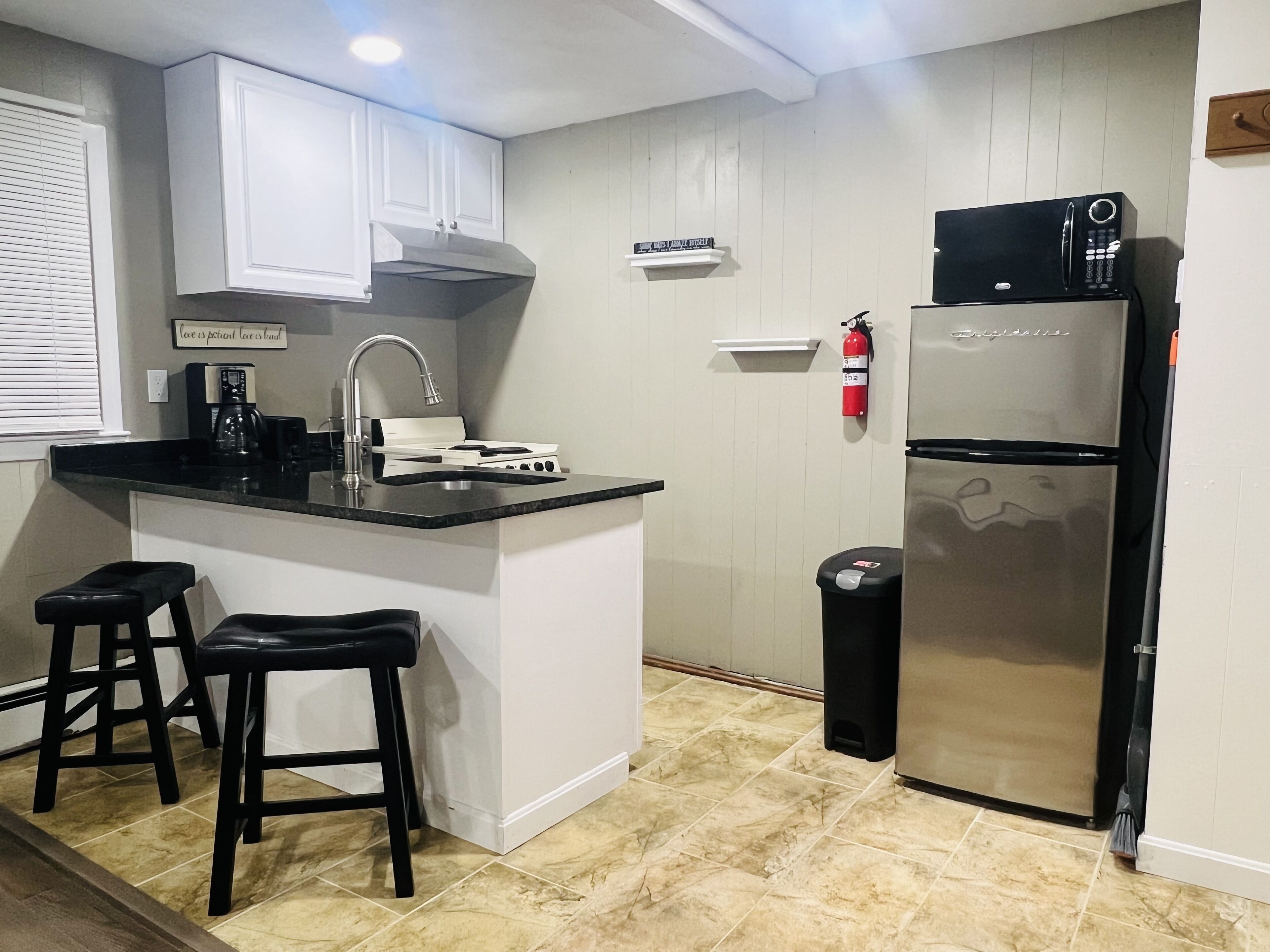 Apartment < 4 mins to beaches, 7 mins to Naval Base