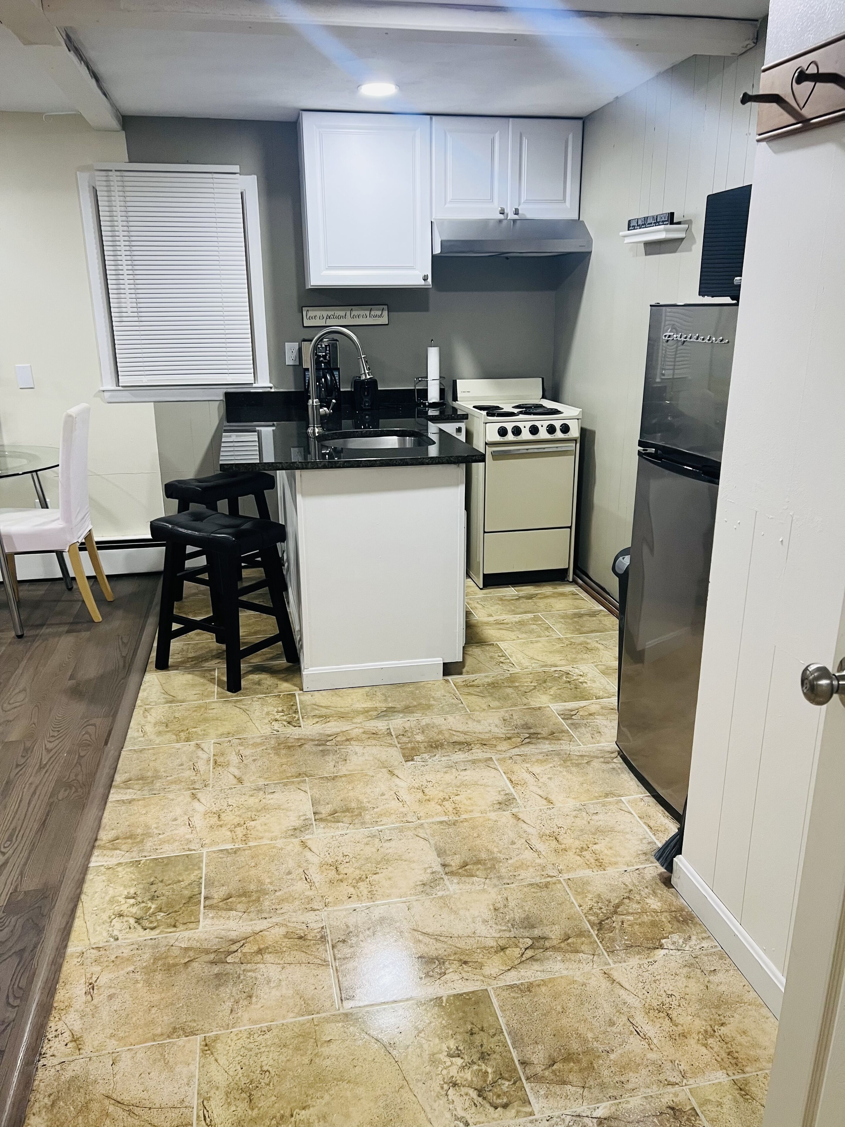 Apartment < 4 mins to beaches, 7 mins to Naval Base