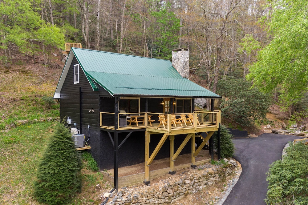River Run - New Listing By Watauga River in Valle Crucis! Firepit, Pet Friendly, Oversize Deck!