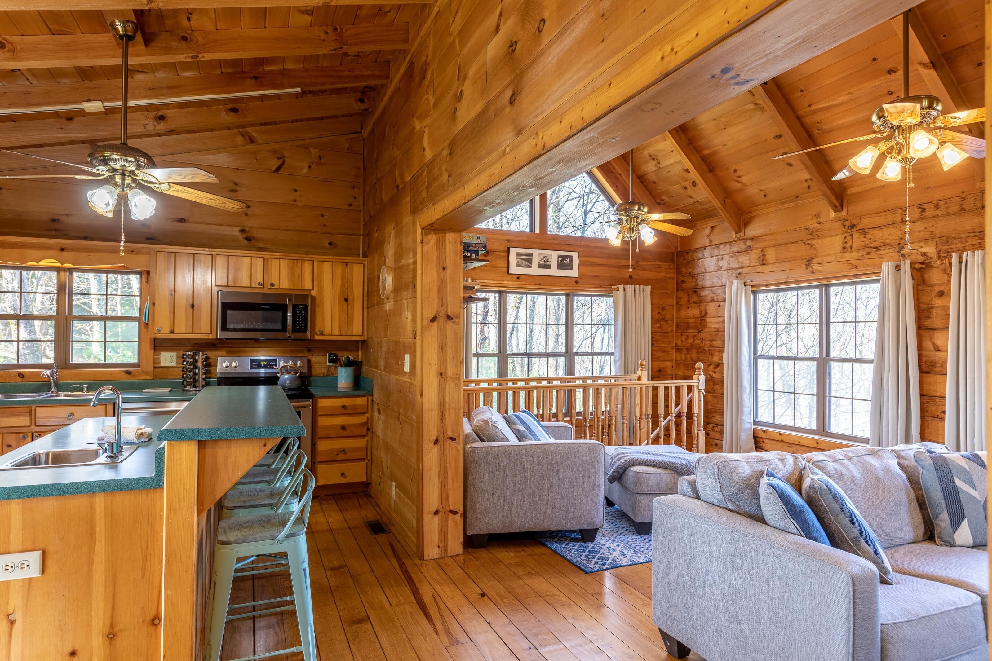 Rainbow's Edge - 10 minutes from downtown Boone!