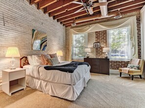 6 habitaciones, escritorio, tabla de planchar con plancha y wifi