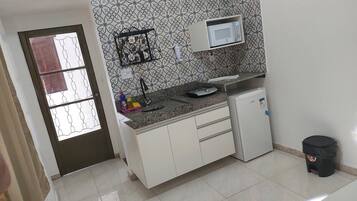 Estúdio | Cozinha privada | Frigobar, micro-ondas, cooktop, talheres/pratos/utensílios de cozinha
