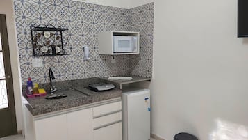 Studio | Private kitchen | Mini-fridge, microwave, stovetop, cookware/dishes/utensils